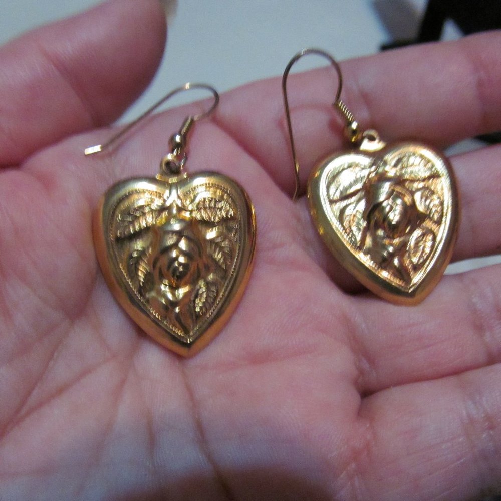 Gold tone flower heart pierced earrings